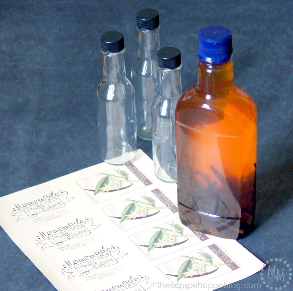 Homemade Vanilla Extract Recipe and FREE Printable Labels - perfect for Christmas gifts!