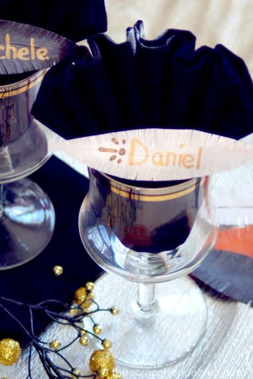 Simple Feather Place Settings for a fun New Year's Eve dinner party - easy to make and so fun for a roaring 20's party!