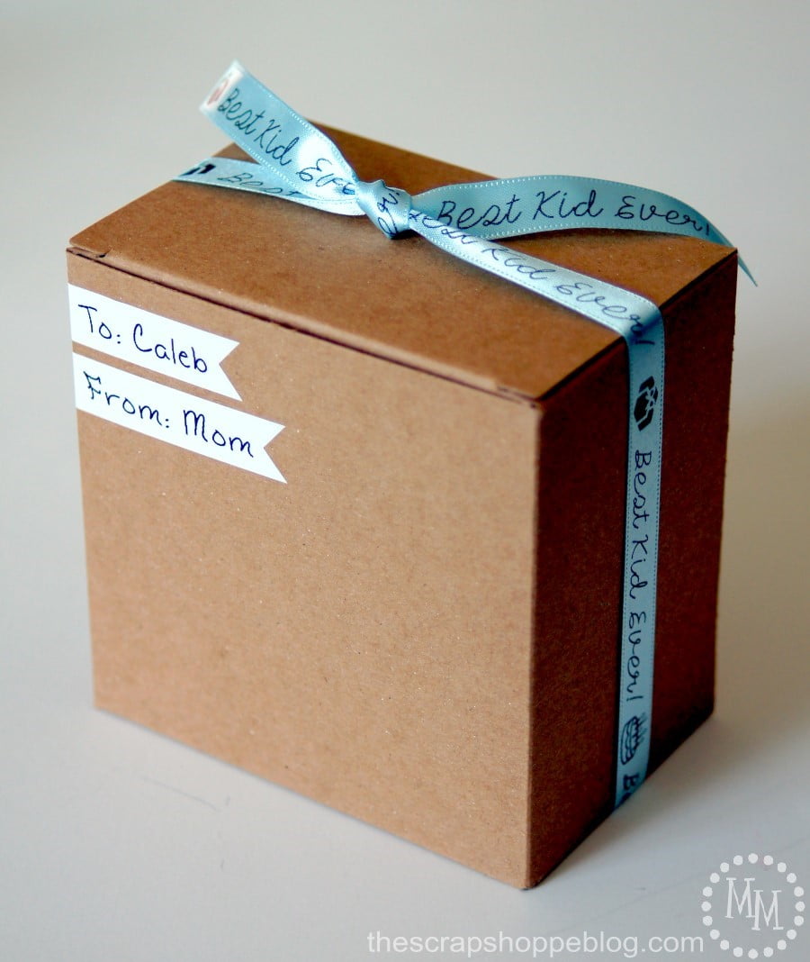 Easy Customized Gift Wrap using the Epson LW-600P portable label maker. #epson #limitlesslabeling
