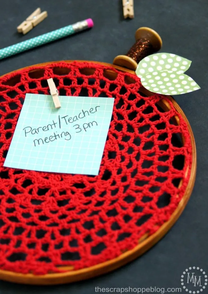 Turn an embroidery hoop into an apple perfect for hanging notes for class. Such a fun teacher gift idea for back to school!