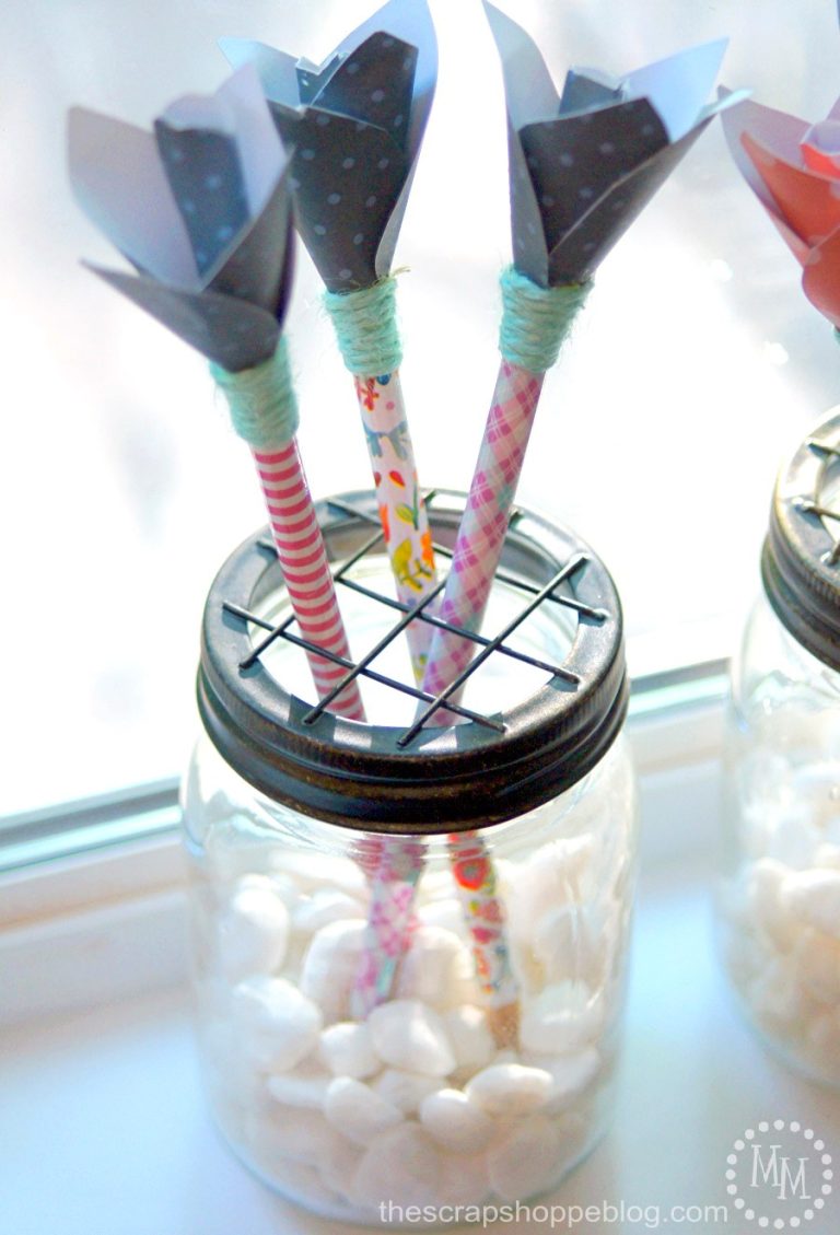 These DIY paper tulip pencil toppers are a cute little gift for teachers or moms!