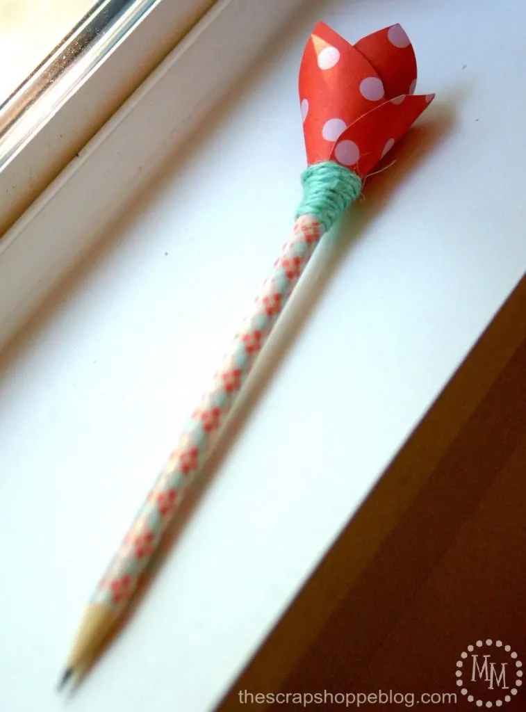 These DIY paper tulip pencil toppers are a cute little gift for teachers or moms!