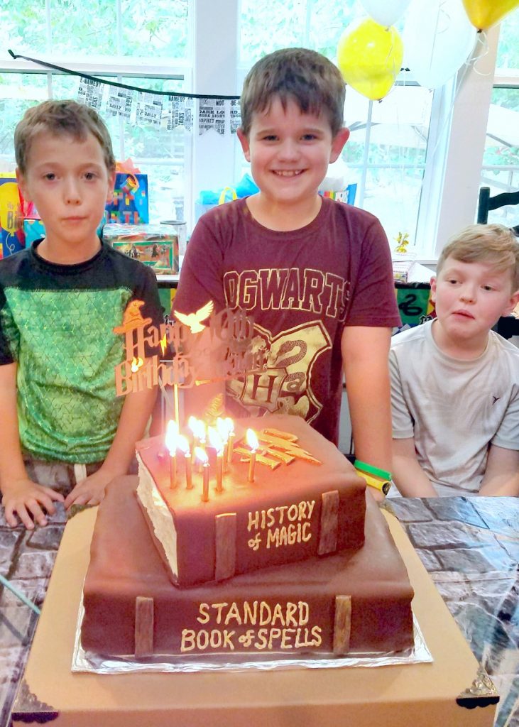 Get inspired with some simple Harry Potter party decoration ideas and a Hogwarts books cake!