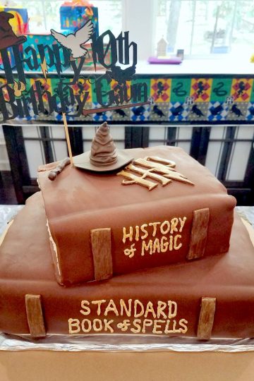 Get inspired with some simple Harry Potter party decoration ideas and a Hogwarts books cake!