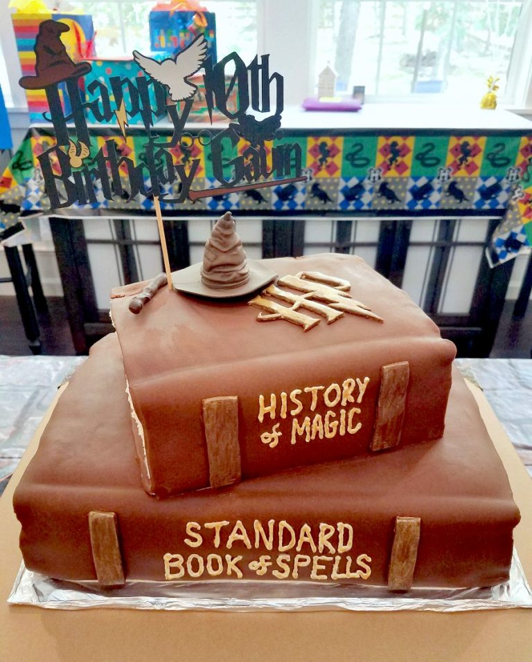 Get inspired with some simple Harry Potter party decoration ideas and a Hogwarts books cake!