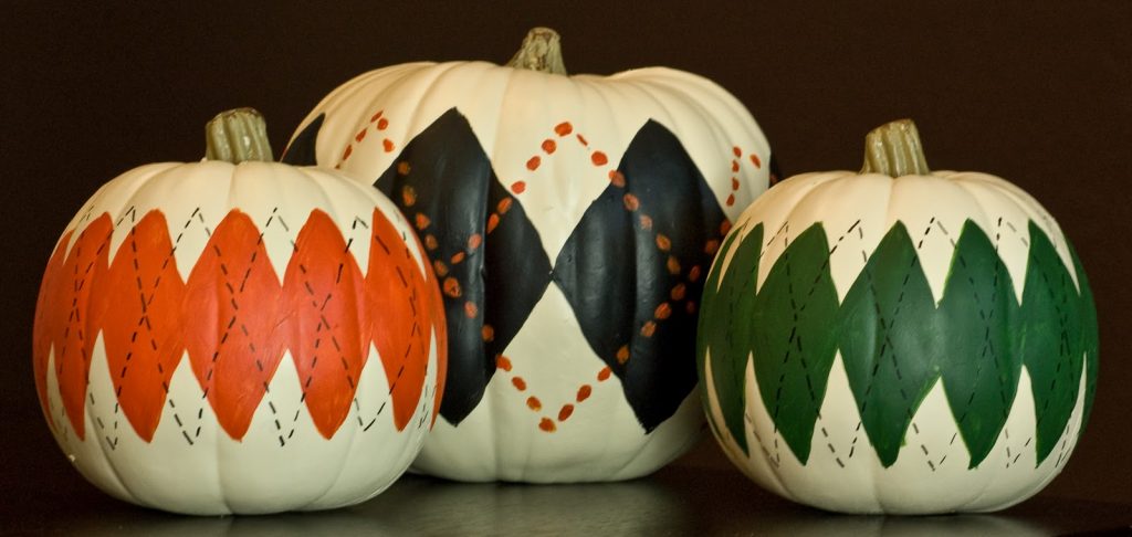 21 Fabulous Cute No Carve Pumpkin Ideas featured by top US craft blog, Flamingo Toes